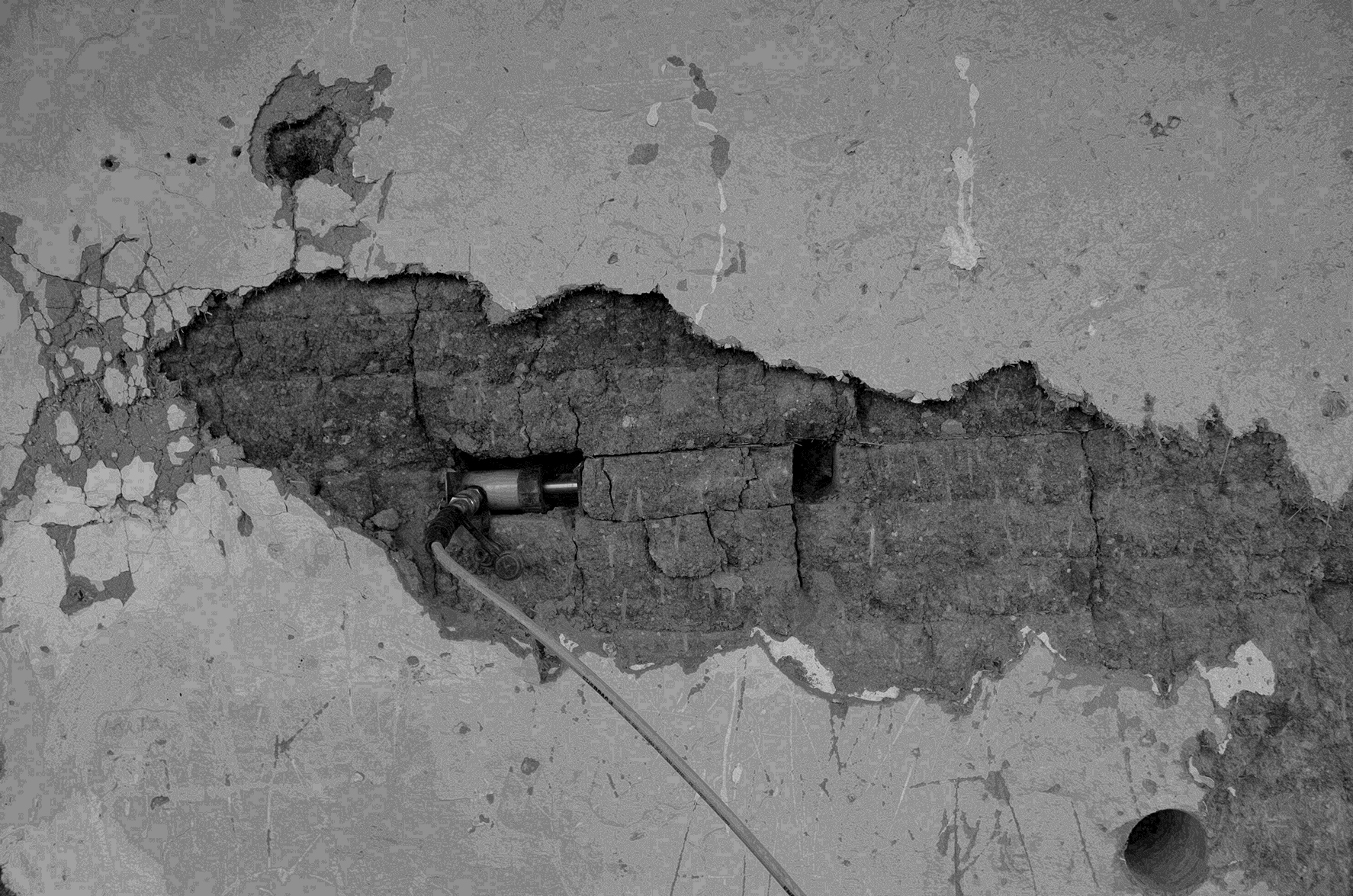 Test realizat in situ la o construcție abandonată din pământ bătut.
